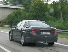 Immer noch getarnt: der neue BMW 5er. Foto: Auto-Reporter/Stanka